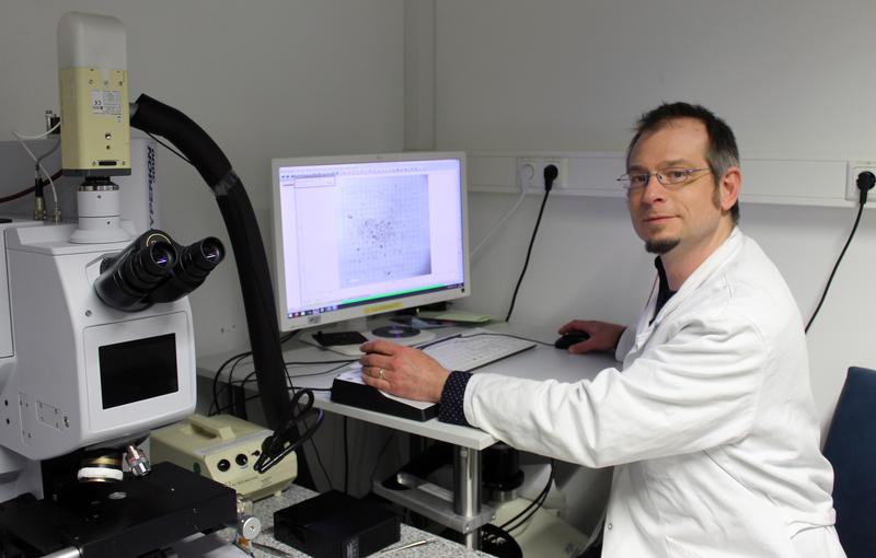 Dr. Martin Löder in a Bayreuth laboratory for FTIR spectroscopy.