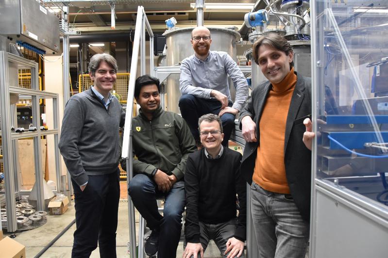 Fünf der sieben Gründer im Technikum an der TU Hamburg: Dirk Weinrich, Raman Subrahmanyam, Alberto Bueno (oben), Marc Fricke und Pavel Gurikov (v.l.n.r.).