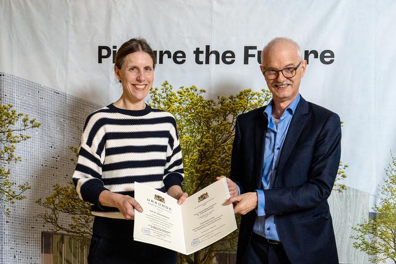 Gründungspräsident Prof. Prömel überreicht Prof. Uhlmann die Urkunde zur Bestellung als Gründungs-Chair an der UTN.