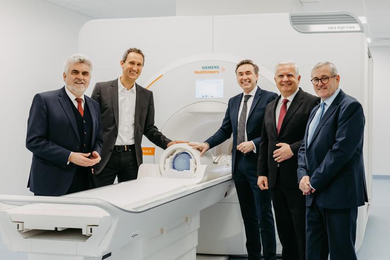  Wissenschaftsminister Prof. Willingmann, Prof. Speck, der Staatssekretär, Dr. Wünsch sowie Dr. Arthur Kaindl von Siemens Healthineers und der Staatssekretär Dr. Ude, (v.l.n.r.) weihen gemeinsam 7-Tesla-MRT ein