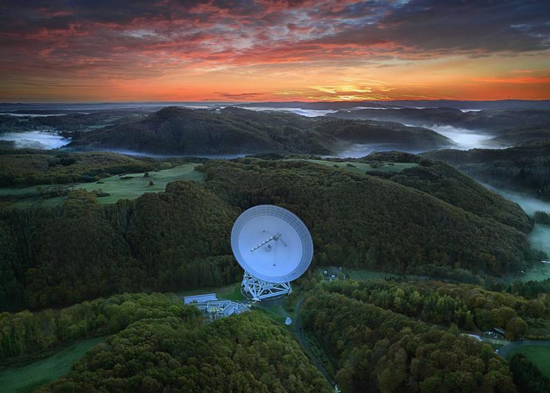 Radio-Observatorium mit 100-m-Radioteleskop, Observatoriumsgebäude und dem Besucherpavillon am rechten unteren Bildrand. Vom Pavillon aus führt ein kurzer Weg bis zu einem Aussichtspunkt unmittelbar vor dem großen Reflektor. 