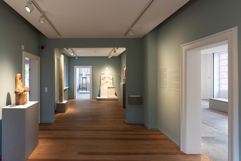 Blick in die Ausstellung: Atelierräume weiß, die Ausstellungsräume sind mit einem neutralen Farbton gestaltet, um die Objekte zur Geltung zu bringen. 