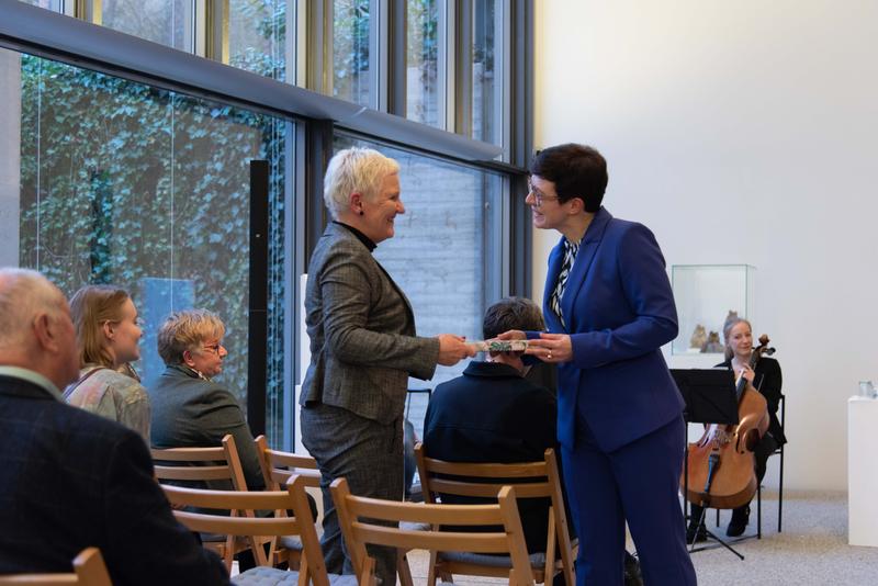 Geschenk an die Vortragenden durch Dr. Magdalena Schulz-Ohm, hier an Professorin Hanka Polkehn.