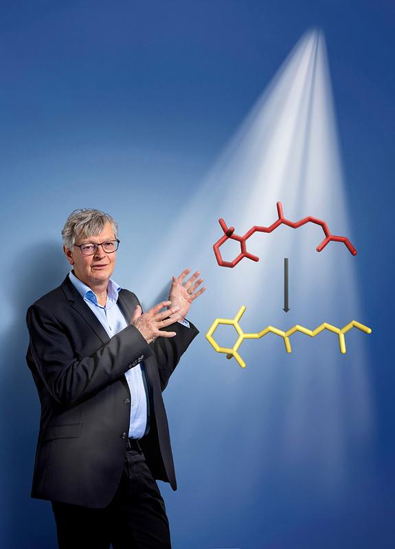 Gebhard Schertler, Leiter des PSI-Bereichs Biologie und Chemie. Mit abgebildet ist das Molekül Retinal, das beim Lichteinfall in unser Auge seine Form verändert und so den Sehvorgang in Gang setzt. 