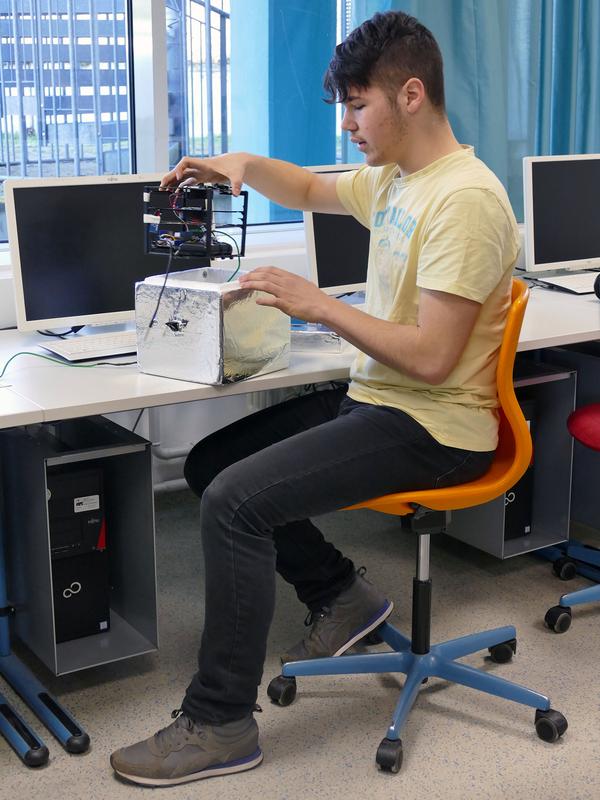 Ein Schüler präsentiert den Stratosphären-Flugkörper