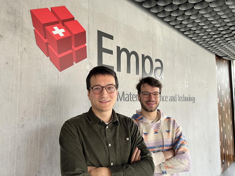 Die beiden «Empa Entrepreneur Fellows» 2023: Subas Scheibler (links) forscht an Nanopartikeln für die Medizin, Abdessalem Aribia entwickelt langlebige und umweltschonende Batterien. 