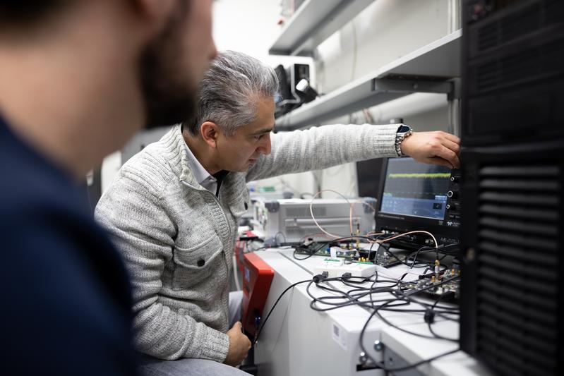 Im Labor kann das Bochumer Team um Amir Moradi Seitenkanalangriffe auf elektronische Chips nachstellen.