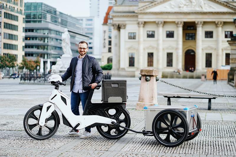 Das mocci Arbeits- und Lastenfahrrad wurde für den B2B-Sektor entwickelt und kommt dank intelligenter Soft- und Hardware ganz ohne Kette und Riemen aus. Alle Teile des vollständig aus Kunststoff gefertigten eBikes wurden an der TU Chemnitz simuliert.