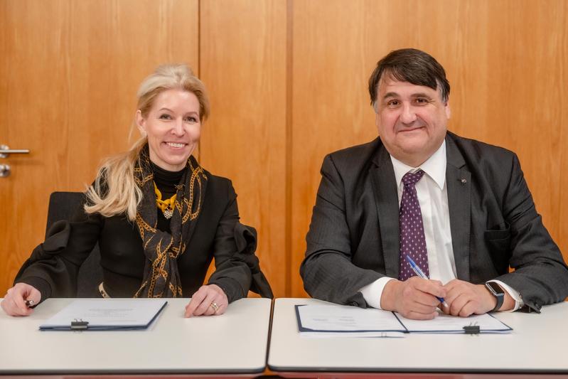 Unterzeichnen den neuen Kooperationsvertrag: Karin Overlack stellvertretend für die Träger des Universitätsklinikums und Rektor Martin Paul