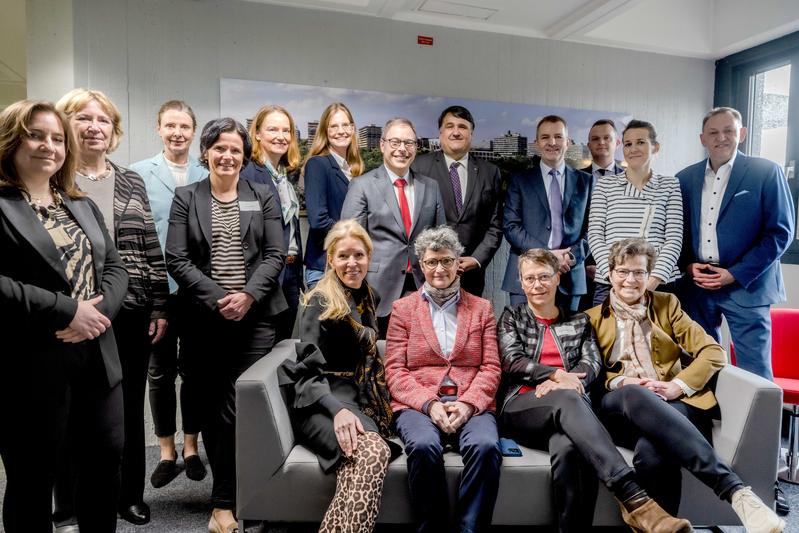 Gruppenbild zur Vertragsunterzeichnung: Vertreterinnen und Vertreter der zum Klinikum gehörenden Träger, der Hochschulleitung, des Hochschulrats und der Medizinischen Fakultät der Ruhr-Universität