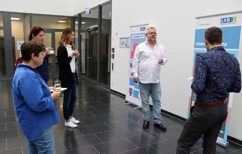 Steve Egler bei der Präsentation der Ergebnisse seiner Bachelorarbeit. 