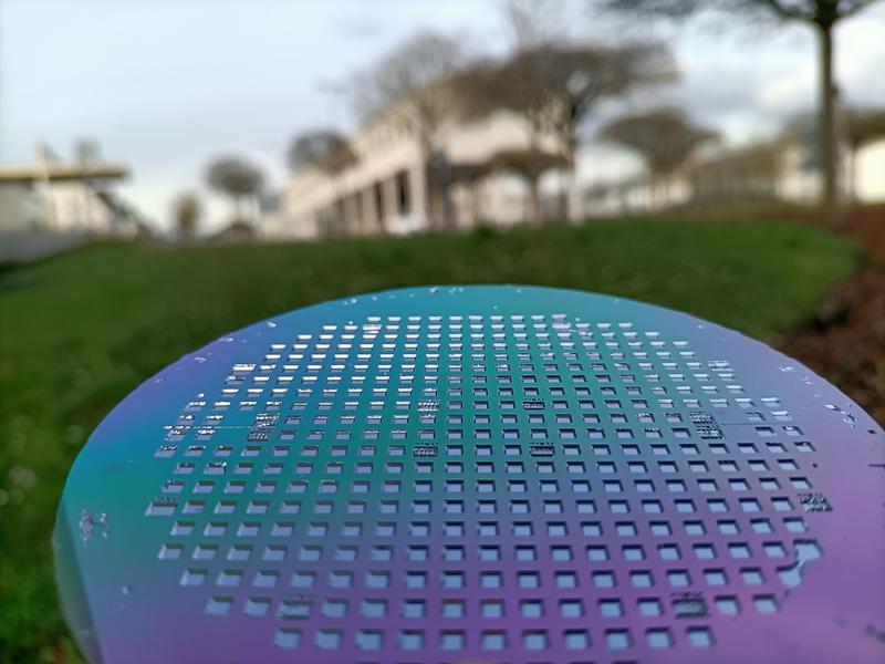 An der Hochschule Kaiserslautern werden in Zweibrücken auf dünnen Siliziumscheiben, auch Wafer genannt, viele Mikrochips auf einmal hergestellt. (Foto: HSKL)