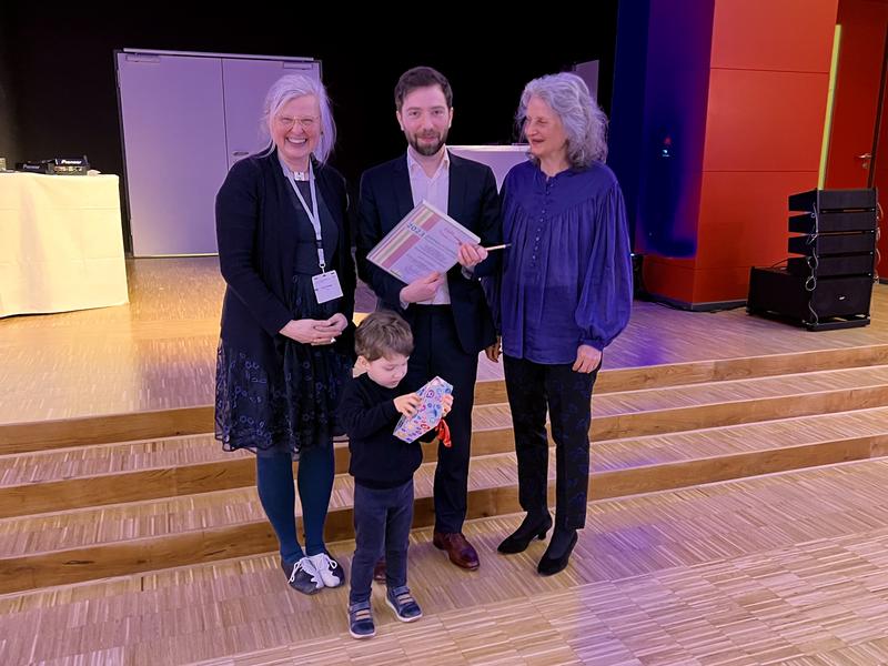 Preisträger Jonah Goodman (Mitte) mit Tanja Krones, Kongresspräsidentin (links), und Ingrid Mühlhauser, Laudatorin (rechts)