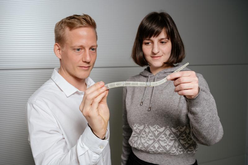 Doktorand Yannik Goergen (l.) hat den bionischen Roboterrüssel im Rahmen seiner Promotion entwickelt. Rawan Barakat (r.) arbeitet im Rahmen ihres Masterstudiums an bionisch inspirierten soften Robotern.