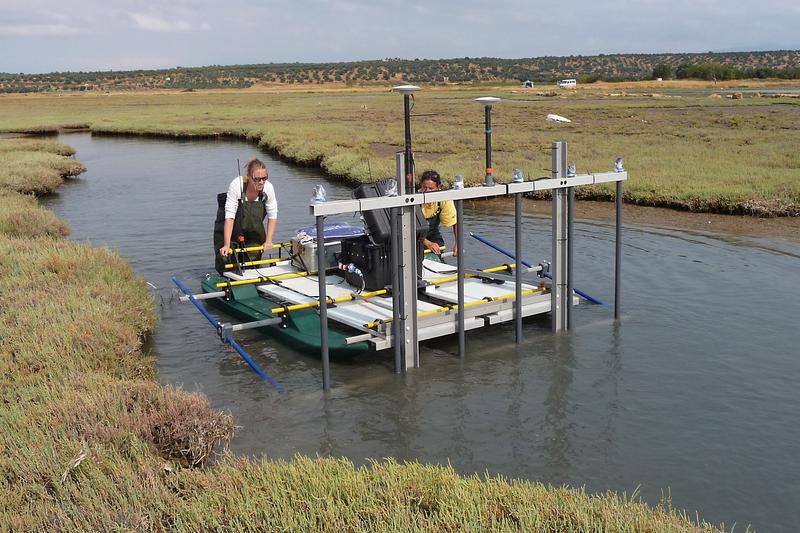 The "Applied Geophysics" team from the Institute of Geosciences at Kiel University during marine magnetic measurements in Elaia, Turkey. 