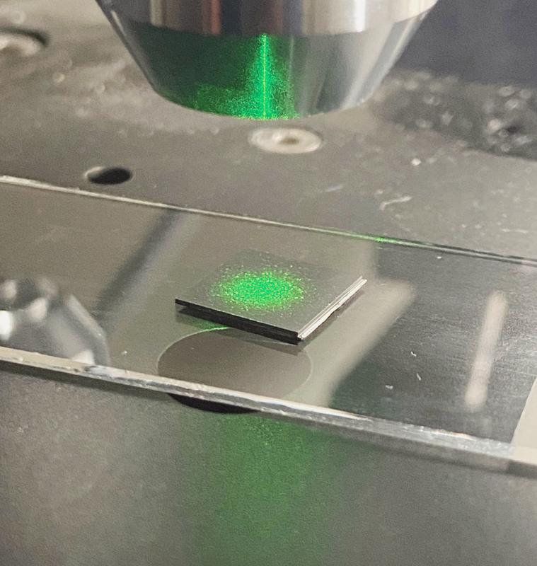Mit Laserlicht und dem sogenannten Raman-Signal lassen sich geringe Materialproben analysieren und zum Beispiel Schadstoffspuren nachweisen. Eine entscheidende Rolle spielt dabei das Substrat, auf dem die Probe liegt.