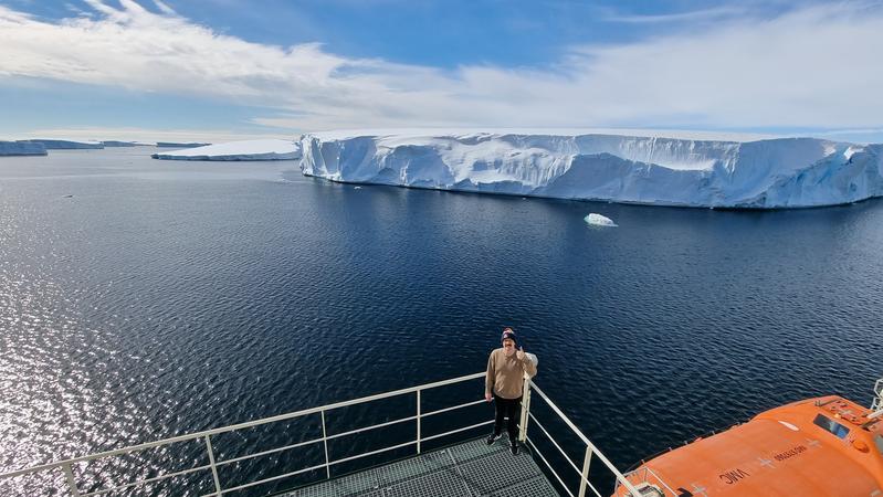 Ryans Serie über den Eisbrecher RSV Nuyina gibt einen Einblick in den Alltag auf einem Forschungsschiff und klärt gleichzeitig über die Auswirkungen des Klimawandels in der Antarktis auf. Dafür gewann er 2022 den Eureka-Preis für Wissenschaftsjournalismus.