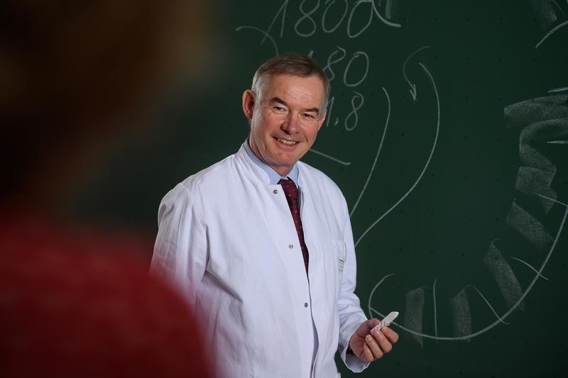 Prof. Dr. Christoph Wanner war fast 30 Jahre lang als Leiter der Nephrologie in der Medizinischen Klinik und Poliklinik I am Universitätsklinikum Würzburg in der Behandlung, Forschung und Lehre rund um die Niere beschäftigt.
