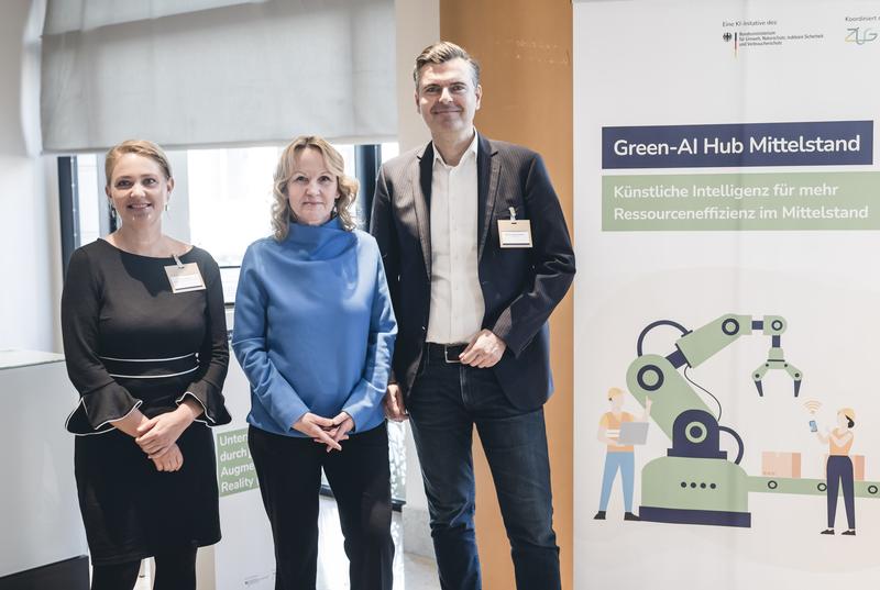 Das DFKI wird im Green-AI Hub Mittelstand bis zu 20 KI-Pilotprojekte mit KMU umsetzen. Prof. Oliver Thomas vom DFKI bei der Auftaktveranstaltung der Initiative mit Bundesumweltministerin Steffi Lemke und Corinna Enders (li), ZUG-Geschäftsführerin.