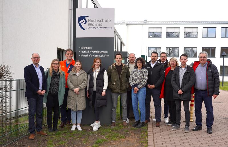 Die neuen MBA-Studierenden mit den beiden Studiengangsleitern Professor Grosche (links außen) und Professor Wilbers (rechts außen). 