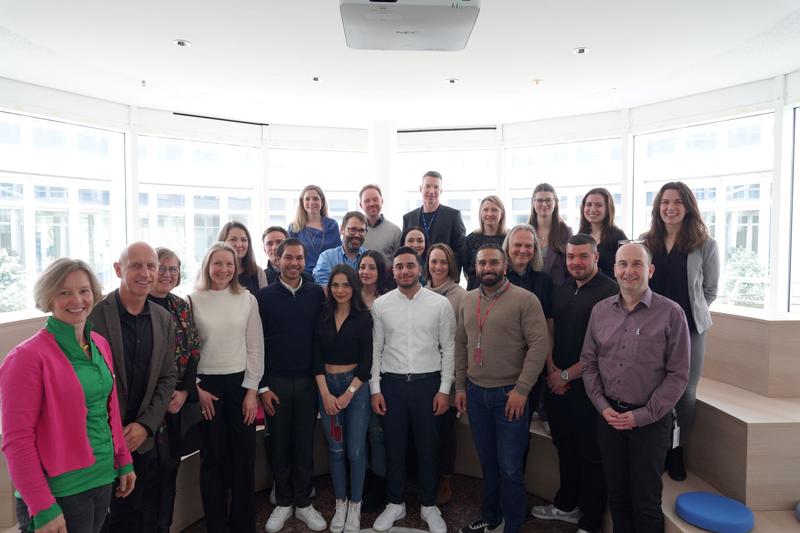 Case-Study-Präsentation mit den Projekt-Verantwortlichen: Astrid Kramer (l.), Prof. Dr. Regine Graml (4.v.l.) und Prof. Dr. Christian Rieck (3. v. r.), alle Frankfurt UAS, mit Matthias Weber (2.v.l.) von P&G sowie P&G-Mitarbeitenden und Studierenden.