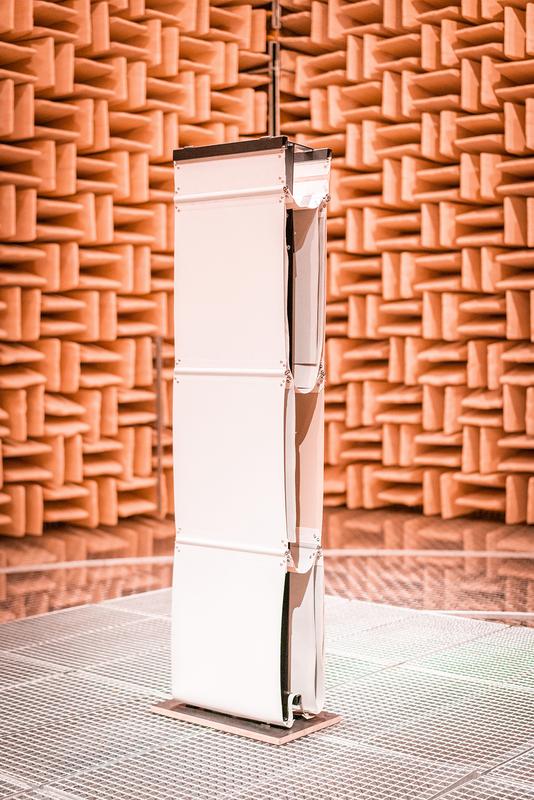 Der neuartige Trennvorhang namens Sport-SAT, kurz für »Schall-Absorbierender Trennvorhang für Sporthallen« verbessert die Akustik enorm.