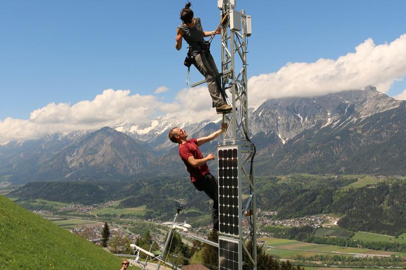 Ivana Stiperski und Studierende des Kurses „Alpinmeteorologisches Geländepraktikum“ beim Aufbau der Instrumente an der i-Box-Station „Hochhäuser“ in der Gemeinde Kolsassberg im Inntal.