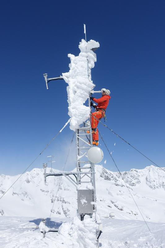 Entfernung von Raureif von der Messstation „Im Hinteren Eis“ im Ötztal.