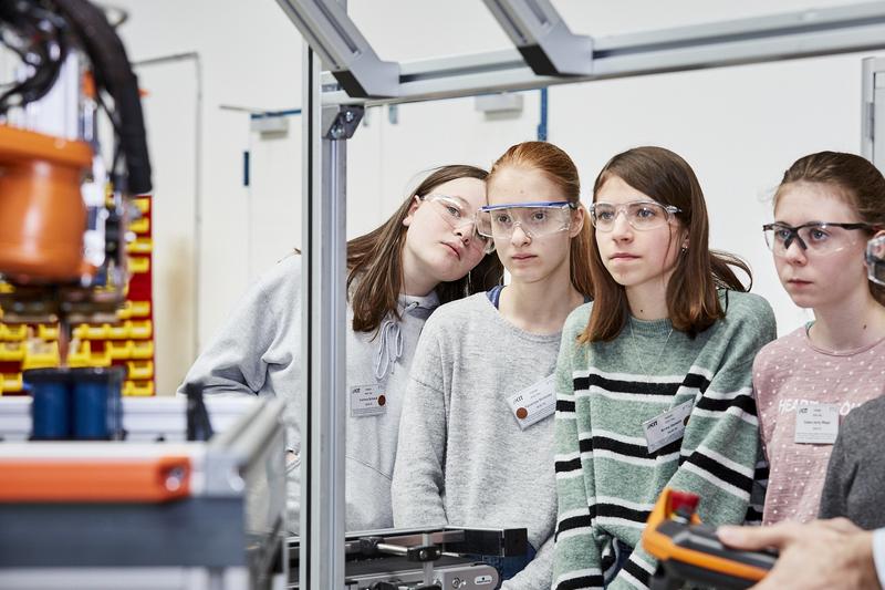Ob Studium oder Ausbildung: Am Mädchen-Zukunftstag 2023 bringt das KIT Schülerinnen ab Klasse 5 die Welt der Technik und Naturwissenschaften nahe. (Foto: Markus Breig, KIT)