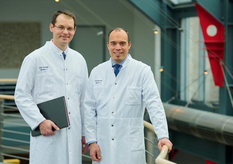 Prof. Dr. Volker Rudolph (l.), Direktor der Klinik für Allgemeine und Interventionelle Kardiologie/Angiologie, und Prof. Dr. Philipp Sommer, Direktor der Klinik für Elektrophysiologie/Rhythmologie leiten das IFAT am HDZ NRW