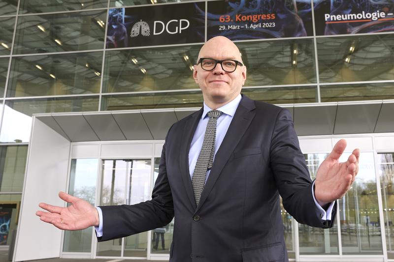DGP-Kongresspräsident Professor Christian Taube vor den Kongresscenter in Düsseldorf
