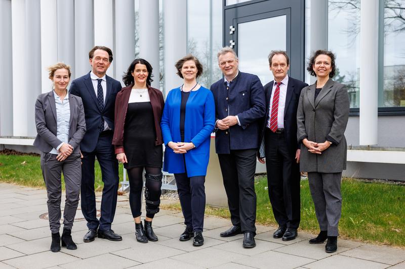 Gruppenbild vor Hochsicherheitslabor BSL3
