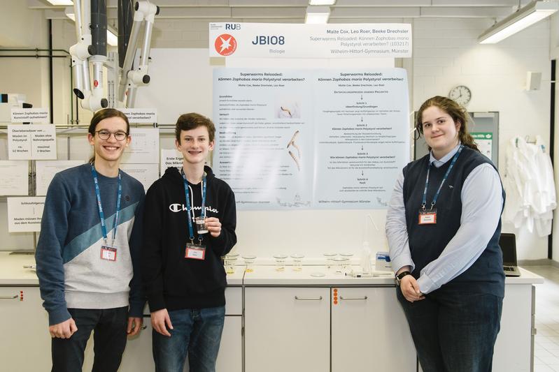 Haben einen der Preise im diesjährigen Landeswettbewerb gewonnen: Malte Cox, Leo Roer und Beeke Drechsler (von links) mit ihrem Beitrag „Superworms Reloaded: Können Zophobas morio Polystyrol verarbeiten?“