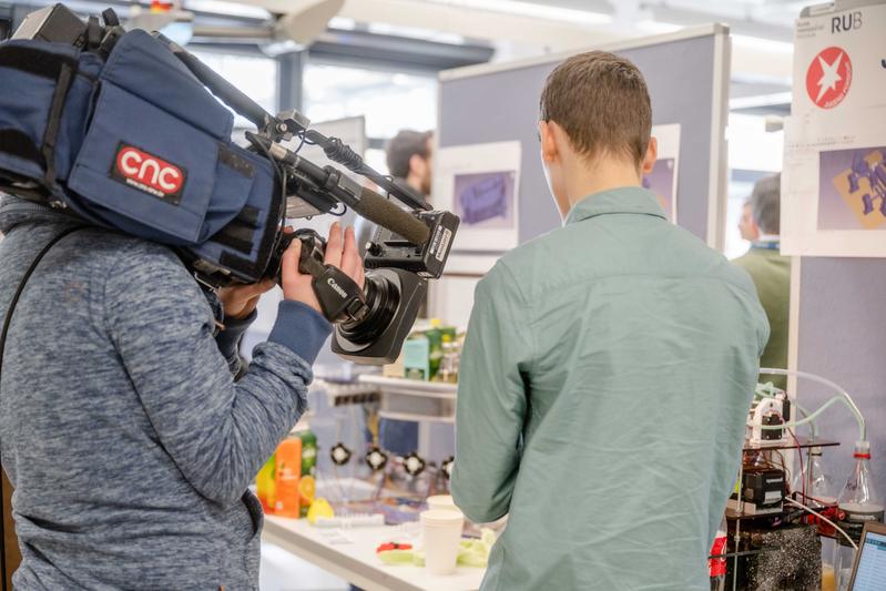 Die lebensnahen Projekte der Schülerinnen und Schüler stießen auf reges Interesse.