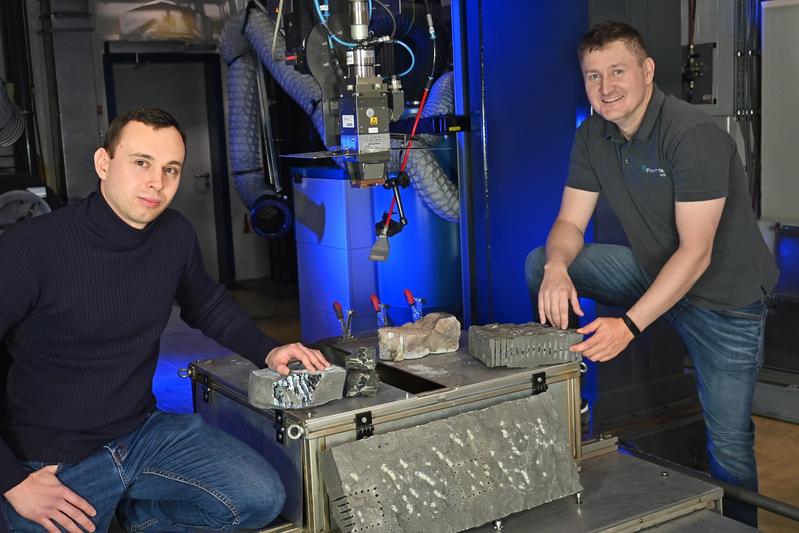 Seit Anfang 2023 forscht der ukrainische Robotik-Spezialist Oleksandr Proskurin (l.) als Gastwissenschaftler in der Gruppe von Patrick Herwig (r.) am Fraunhofer IWS in Dresden. 