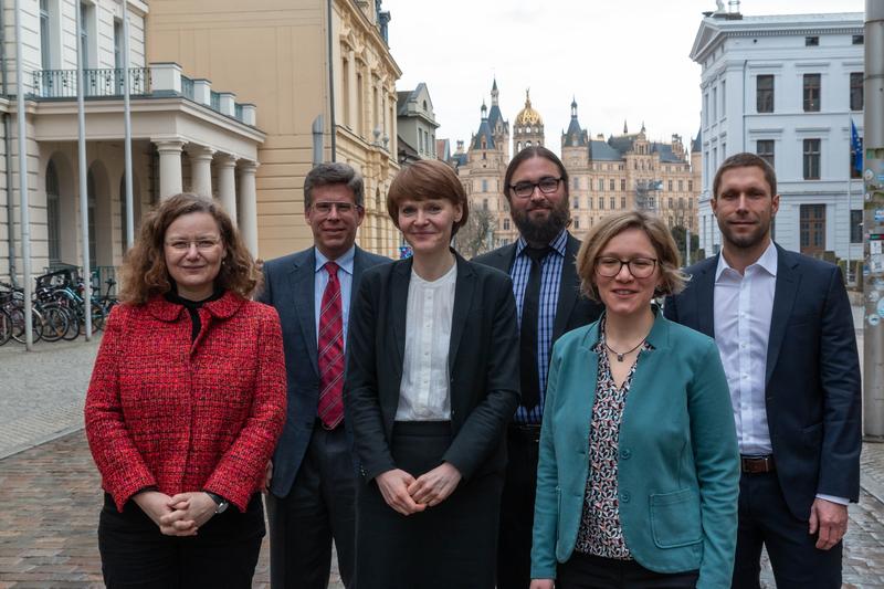 (v.l.n.r.)Prof. Dr. Stefanie Averbeck-Lietz, Prof. Dr. Thomas Lorenz, Staatssekretärin Susanne Bowen, Prof. Dr. Andre Banning, Prof. Dr. Hanna Fischer, Prof. Dr. Leander Kempen