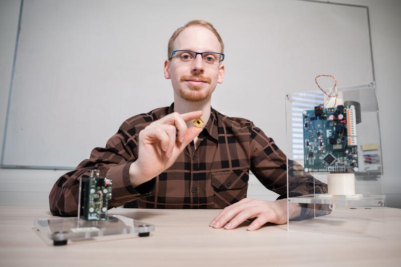 Ein Mikrochip enthält die gesamte Technologie, um Ventile und Schließvorrichtungen ohne zusätzliche Sensoren frei anzusteuern. Doktorand Niklas König (Foto) forscht im Rahmen seiner Doktorarbeit bei Matthias Nienhaus an diesem Verfahren.