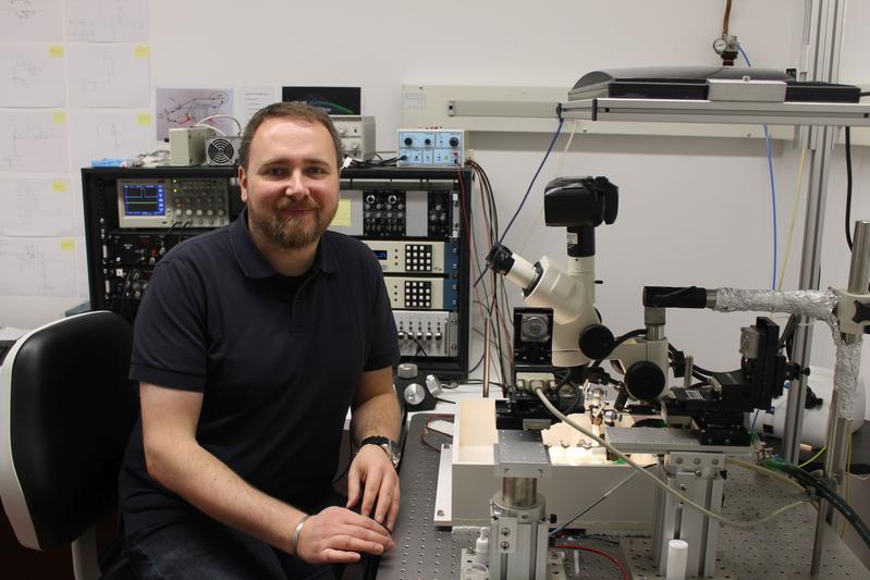 Erstautor Dr. Peter Machnik in einem Labor des Lehrstuhls für Tierphysiologie der Universität Bayreuth.