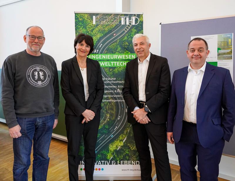 (v.l.) THD-Präsident Prof. Dr. Peter Sperber und von der Fakultät Bauingenieurwesen und Umwelttechnik Dekanin Prof. Dr.-Ing. Andrea Deininger, Prof. Dr.-Ing. Gerd Maurer und Prof. Dr. jur. Günther Schalk