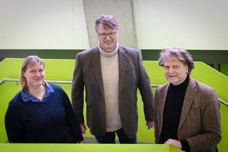 Sie sind die Initiator*innen des neuen Projekt zu Schüler*innenlaboren für die Lehrkräftebildung (v.li.): Die Bielefelder Professor*innen Dr. Stefanie Schwedler, Dr. Matthias Wilde und Dr. Martin Heinrich.