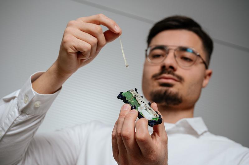 Mit Formgedächtnisdrähten aus Nickel-Titan bauen die Forscher kompakte technische Bauteile. Doktorand Carmelo Pirritano forscht an den neuartigen smarten Antrieben.