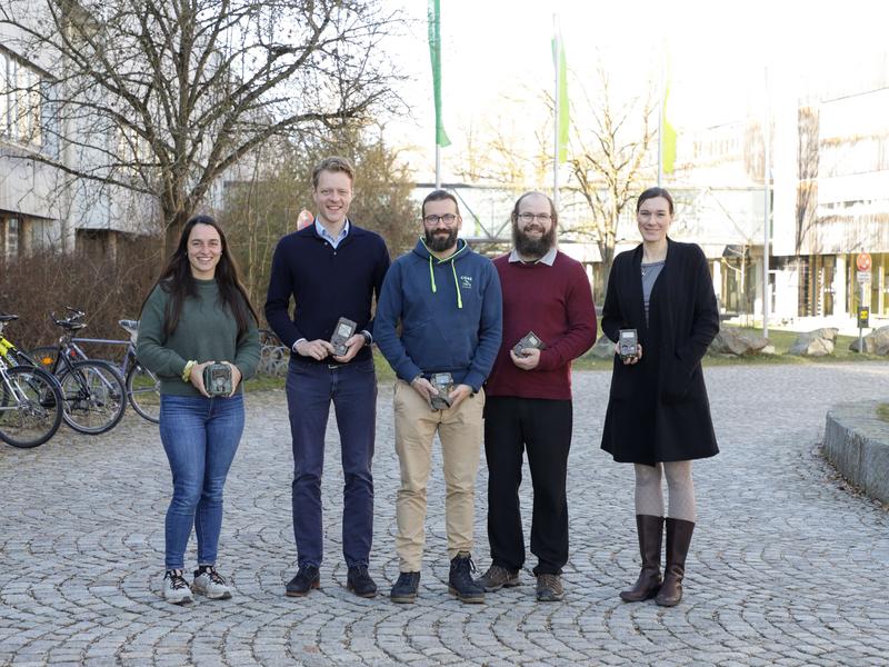 Das Projektteam vor der Bayerischen Landesanstalt für Wald und Forstwirtschaft (LWF): Veronika Mitterwallner, Dr. Ludwig Bothmann, Dr. Hendrik Edelhoff, Prof. Dr. Manuel Steinbauer und Dr. Wibke Peters (von links nach rechts). 