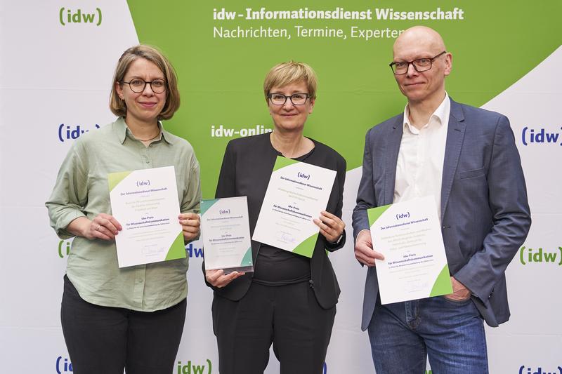 von links: Dr. Phyllis Mania von der Goethe Universität Frankfurt, Franziska Schmid von ETH Zürich, Roland Koch von Alfred-Wegener-Institut, Helmholtz-Zentrum für Polar- und Meeresforschung (AWI)