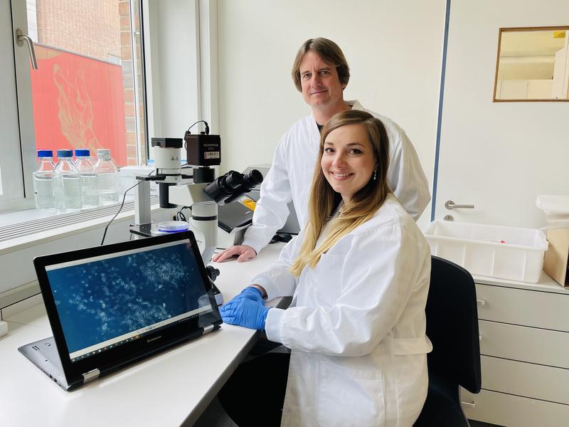 PhD student Cynthia Bülck and Professor Christoph Becker-Pauly from the Institute of Biochemistry at the CAU have discovered an important mechanism by which the composition of the intestinal microbiome is regulated.