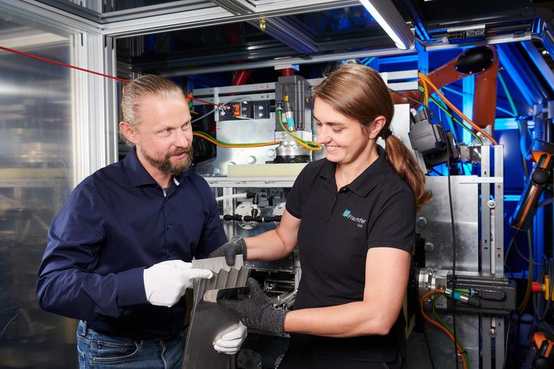 Fraunhofer IWS has developed a process to produce lightweight panels and profiles significant-ly faster as well as cheaper than with conventional methods. 