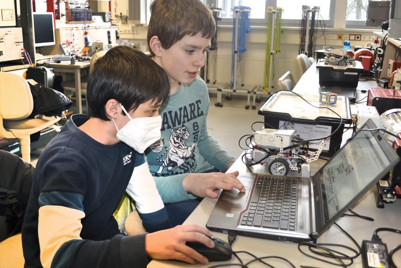 Anton Wellendorf und Vinzent Apel, Schüler der fünften Klasse des Carl-Zeiss-Gymnasiums Jena, programmieren einen Roboter