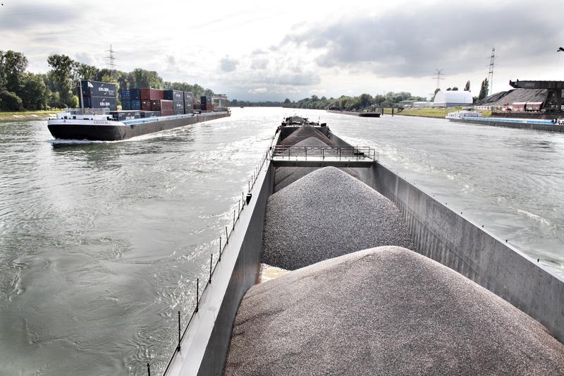 Warentransporte auf dem Rhein.