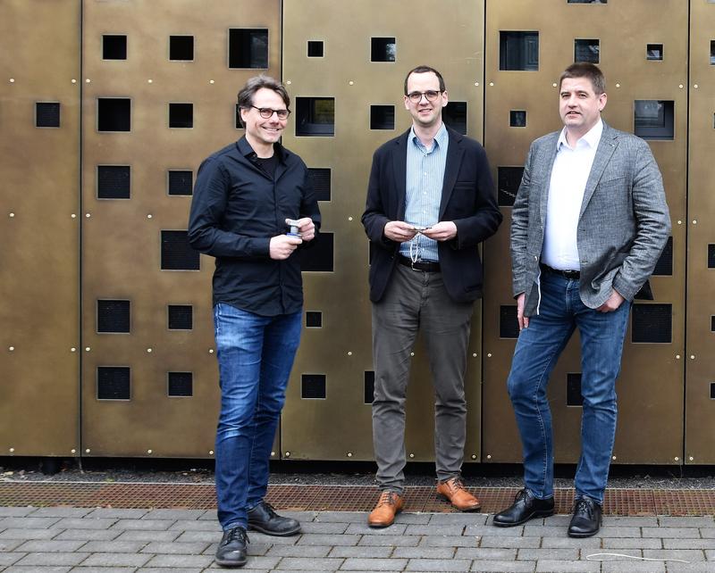 Gemeinsam begeistert von innovativen Sensorlösungen: Uwe Steinkamp, Geschäftsführer der Altosens GmbH, Dr. William Kaal und Dr. Sven Herold, Fraunhofer LBF, die Miterfinder der Delta-C-Technologie