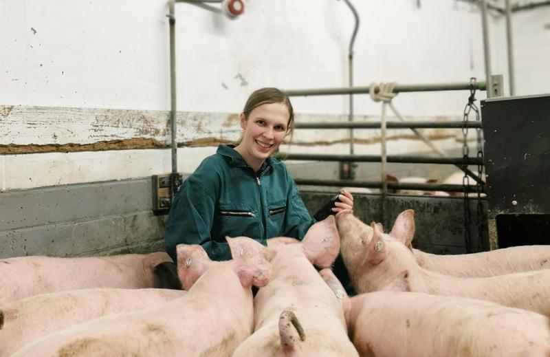 Dr. Veronika Overmeyer bei der Gasmessung im Stall.