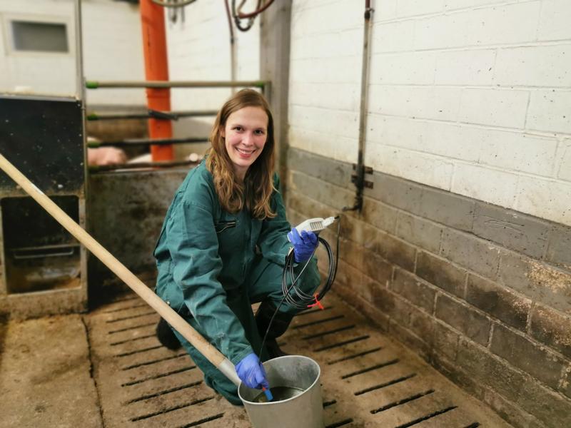 Dr. Veronika Overmeyer misst den pH-Wert der Gülle.